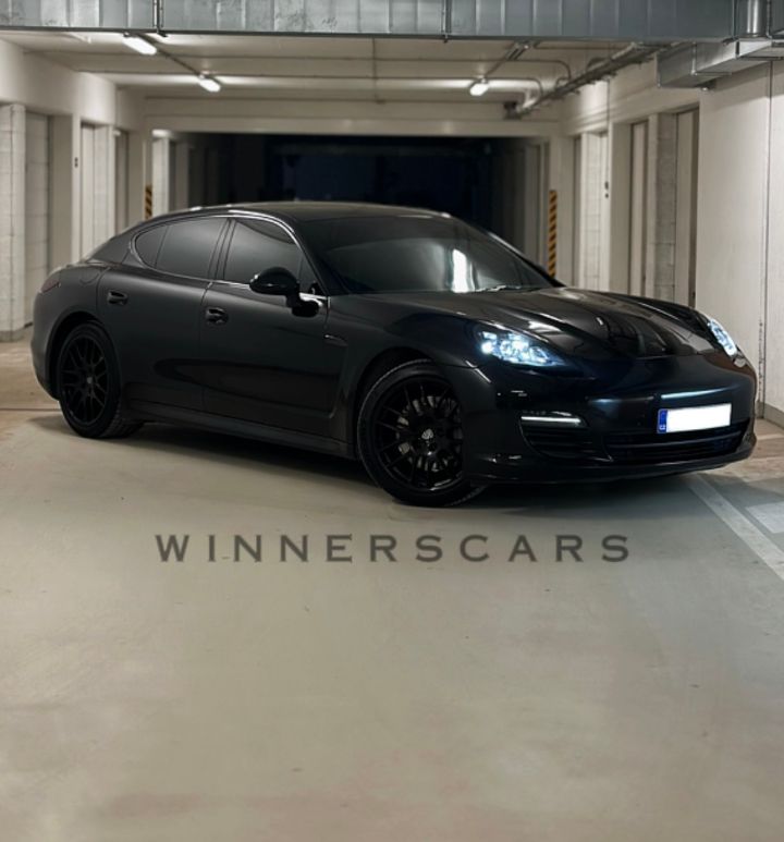 Porsche Panamera – Luxusní čtyřdveřový sportovní vůz vyráběný německou automobilkou Porsche od roku 2009.