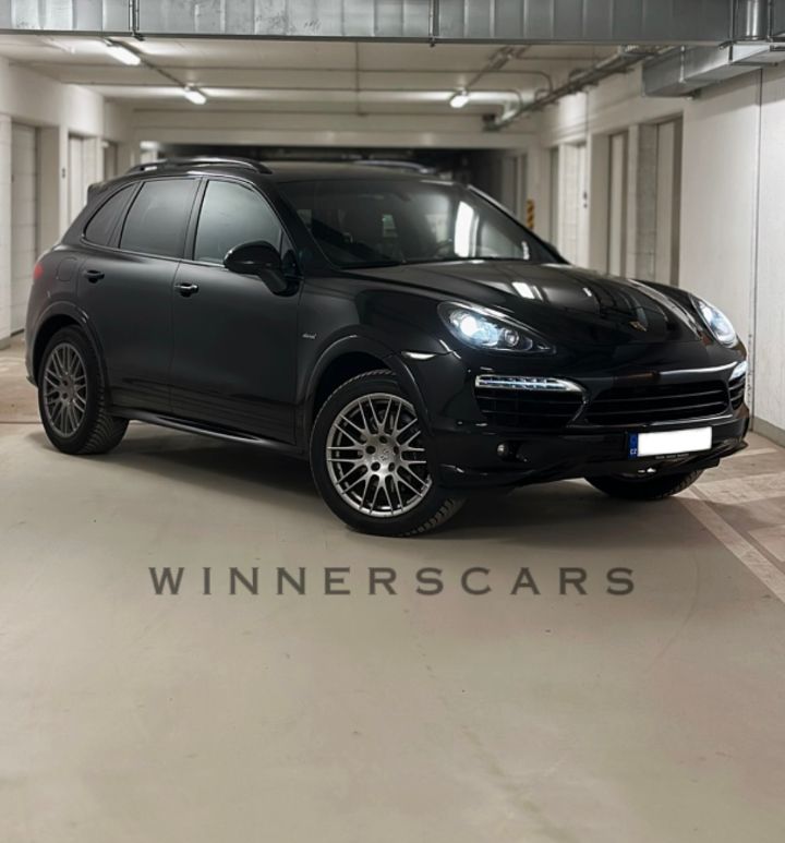 Porsche Cayenne – Luxusní SUV vyráběné německou automobilkou Porsche od roku 2002.